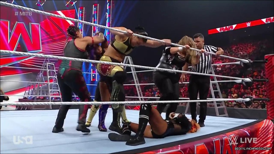WWE_RAW_27th_June_2022_720p_WEBRip_h264_mp4_007093806.jpg