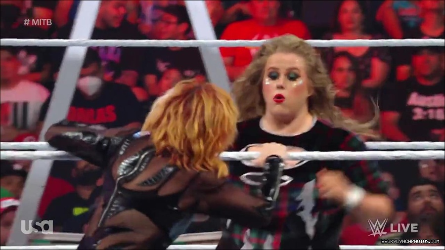 WWE_RAW_27th_June_2022_720p_WEBRip_h264_mp4_007189501.jpg