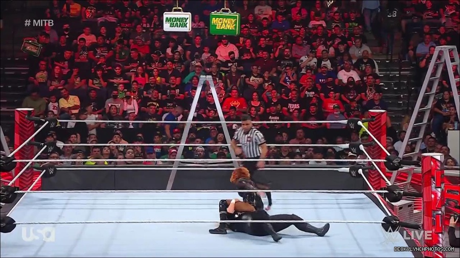 WWE_RAW_27th_June_2022_720p_WEBRip_h264_mp4_007197910.jpg