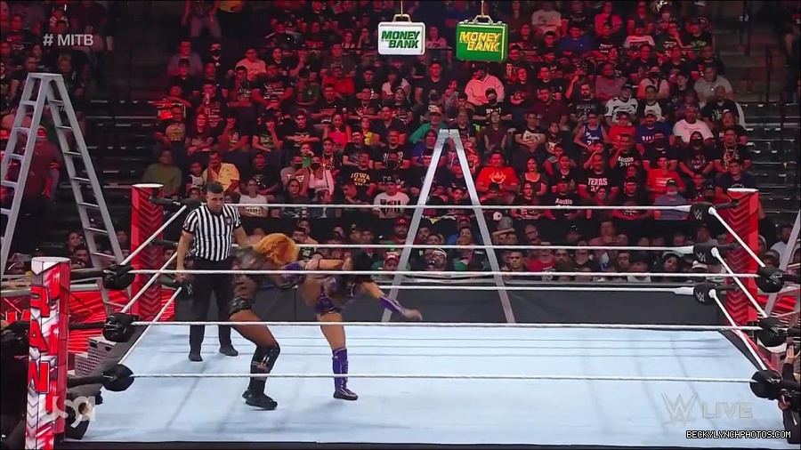 WWE_RAW_27th_June_2022_720p_WEBRip_h264_mp4_007212324.jpg