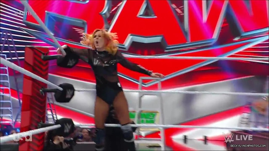 WWE_RAW_27th_June_2022_720p_WEBRip_h264_mp4_007213125.jpg