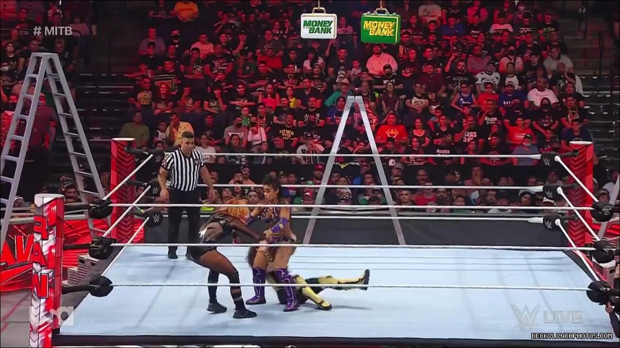 WWE_RAW_27th_June_2022_720p_WEBRip_h264_mp4_007220733.jpg