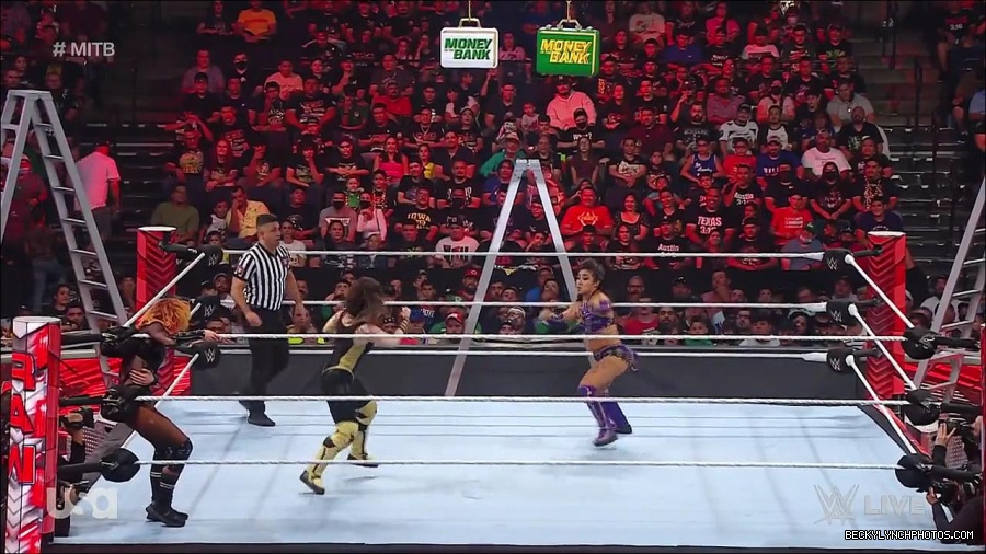 WWE_RAW_27th_June_2022_720p_WEBRip_h264_mp4_007224336.jpg