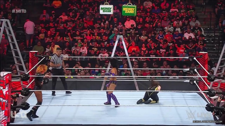 WWE_RAW_27th_June_2022_720p_WEBRip_h264_mp4_007227139.jpg