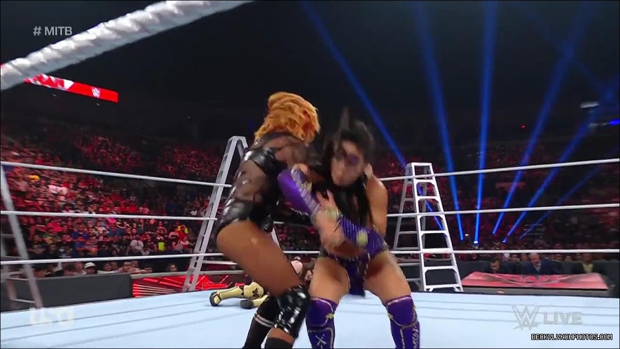 WWE_RAW_27th_June_2022_720p_WEBRip_h264_mp4_007229942.jpg