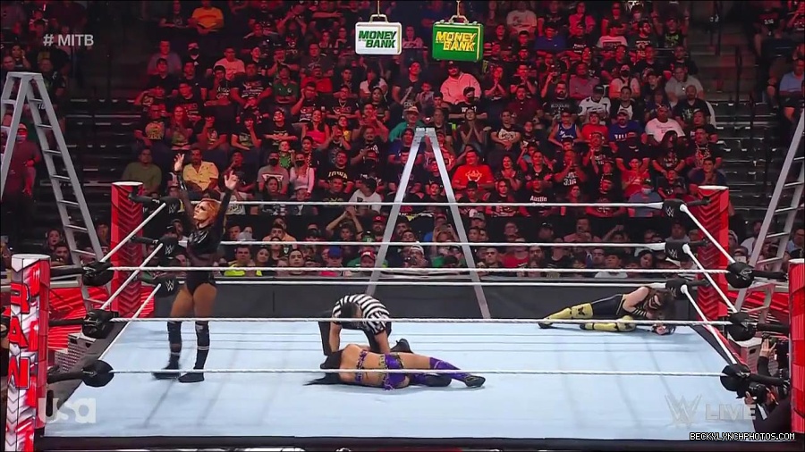 WWE_RAW_27th_June_2022_720p_WEBRip_h264_mp4_007238350.jpg