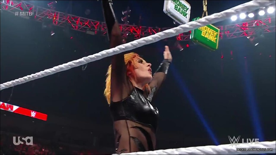 WWE_RAW_27th_June_2022_720p_WEBRip_h264_mp4_007239151.jpg