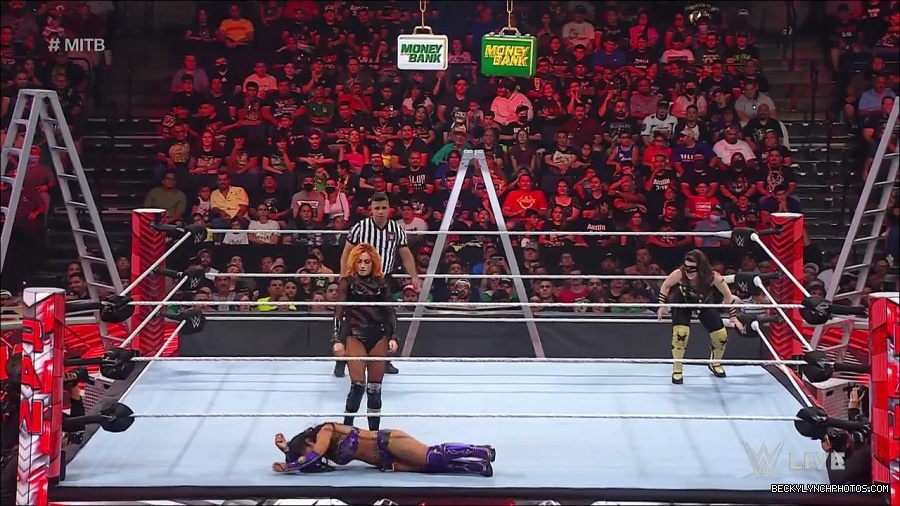WWE_RAW_27th_June_2022_720p_WEBRip_h264_mp4_007245958.jpg