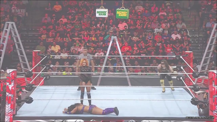 WWE_RAW_27th_June_2022_720p_WEBRip_h264_mp4_007246358.jpg