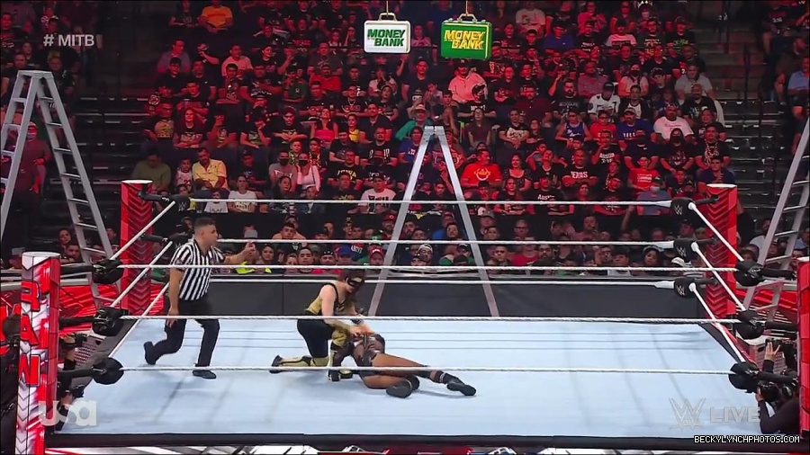 WWE_RAW_27th_June_2022_720p_WEBRip_h264_mp4_007260372.jpg