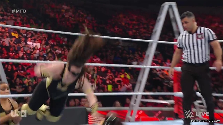 WWE_RAW_27th_June_2022_720p_WEBRip_h264_mp4_007269982.jpg
