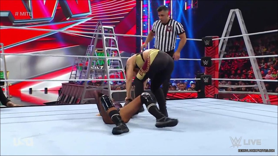 WWE_RAW_27th_June_2022_720p_WEBRip_h264_mp4_007275587.jpg