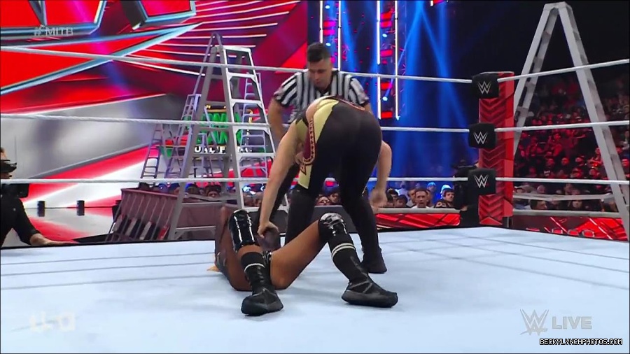 WWE_RAW_27th_June_2022_720p_WEBRip_h264_mp4_007275988.jpg