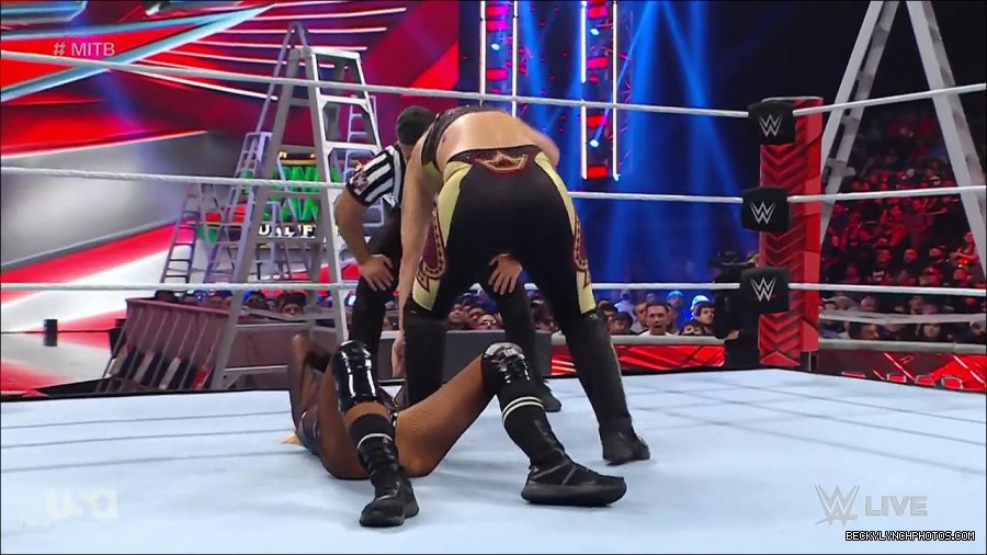 WWE_RAW_27th_June_2022_720p_WEBRip_h264_mp4_007276388.jpg