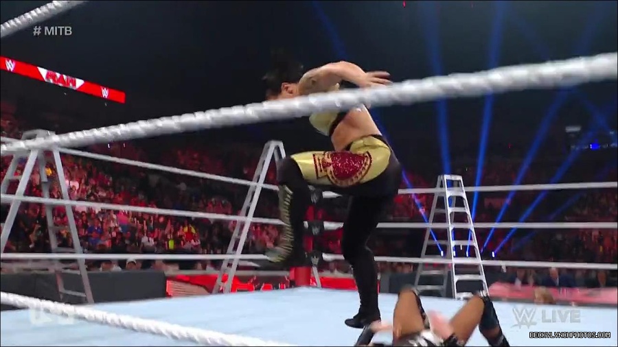 WWE_RAW_27th_June_2022_720p_WEBRip_h264_mp4_007279591.jpg