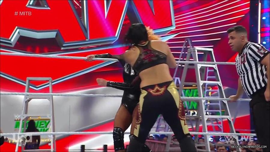 WWE_RAW_27th_June_2022_720p_WEBRip_h264_mp4_007288801.jpg