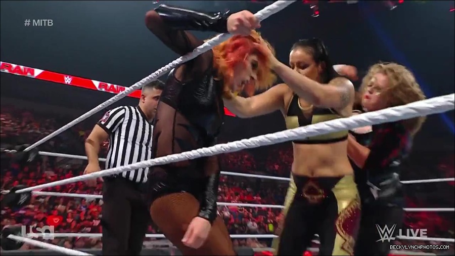 WWE_RAW_27th_June_2022_720p_WEBRip_h264_mp4_007290002.jpg