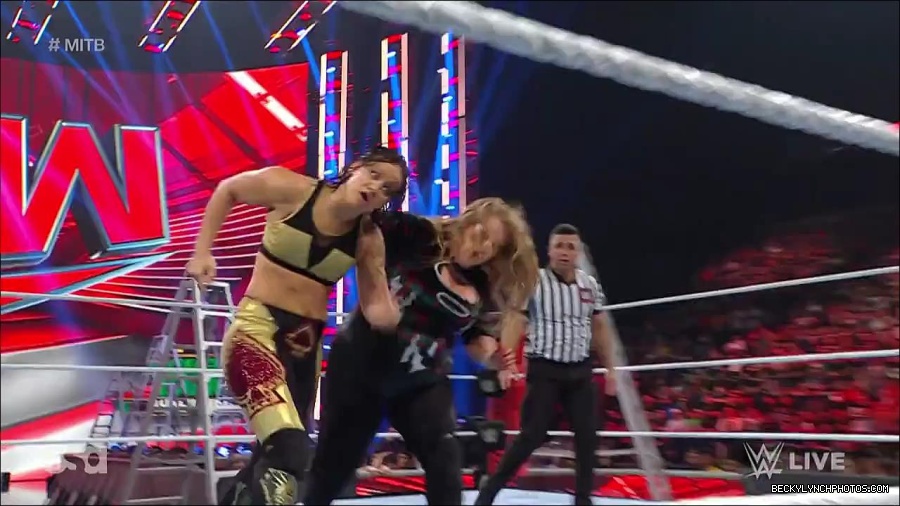 WWE_RAW_27th_June_2022_720p_WEBRip_h264_mp4_007292805.jpg