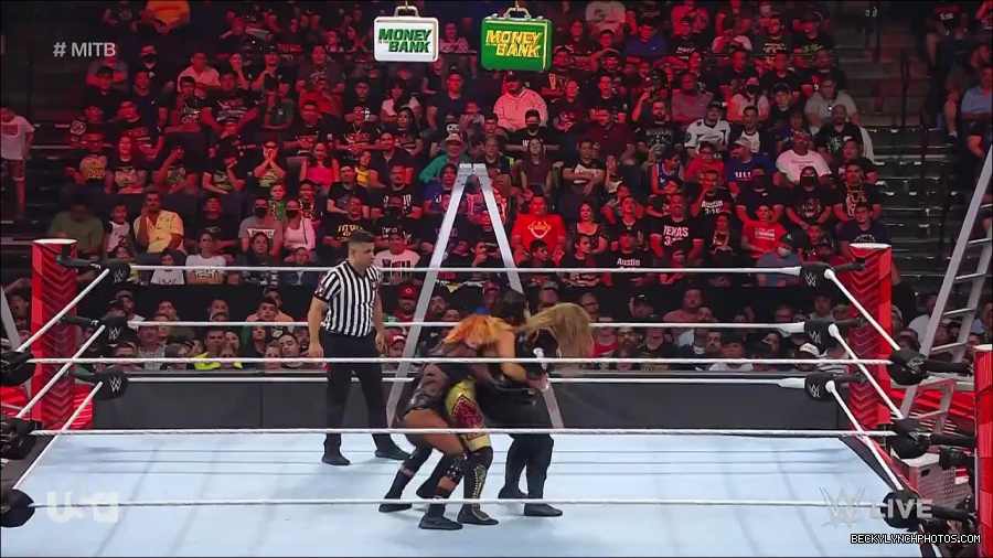 WWE_RAW_27th_June_2022_720p_WEBRip_h264_mp4_007297609.jpg