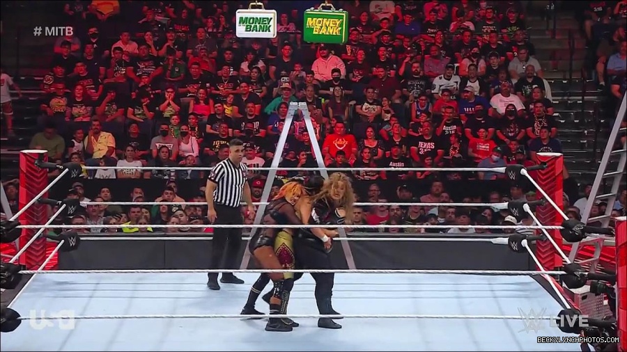 WWE_RAW_27th_June_2022_720p_WEBRip_h264_mp4_007298410.jpg