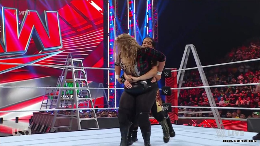 WWE_RAW_27th_June_2022_720p_WEBRip_h264_mp4_007300012.jpg