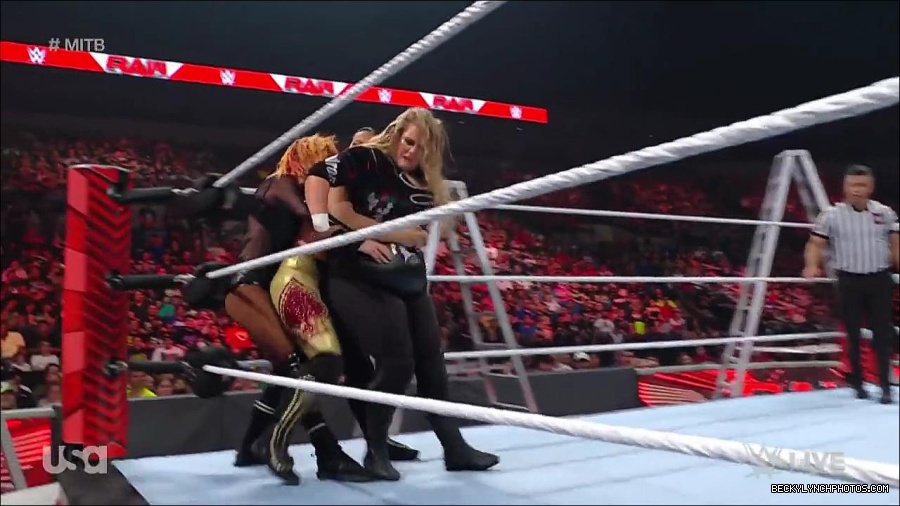 WWE_RAW_27th_June_2022_720p_WEBRip_h264_mp4_007301613.jpg