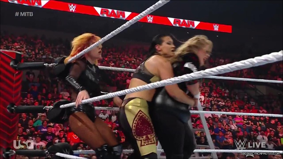 WWE_RAW_27th_June_2022_720p_WEBRip_h264_mp4_007302414.jpg