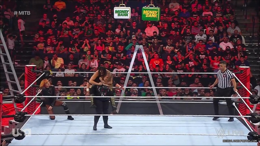 WWE_RAW_27th_June_2022_720p_WEBRip_h264_mp4_007304416.jpg