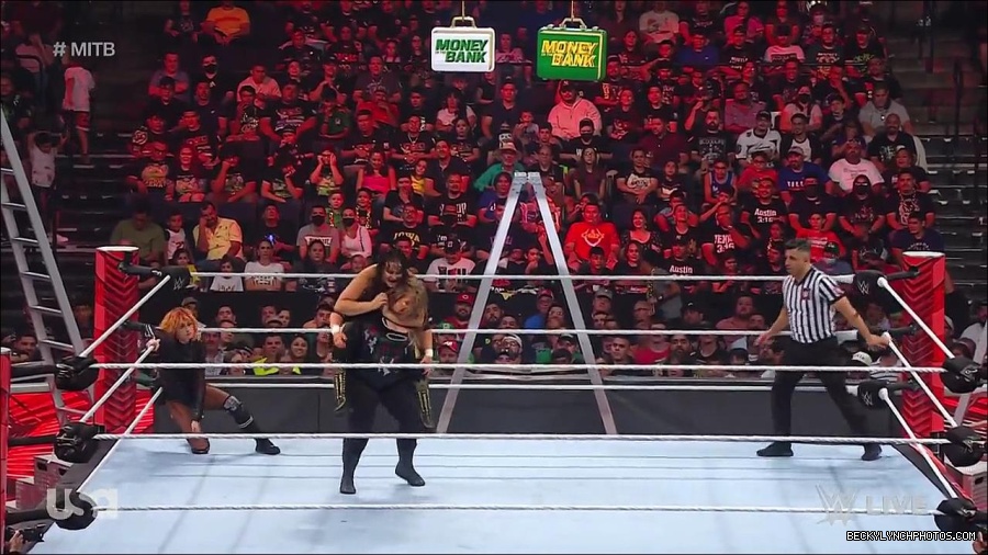 WWE_RAW_27th_June_2022_720p_WEBRip_h264_mp4_007304817.jpg