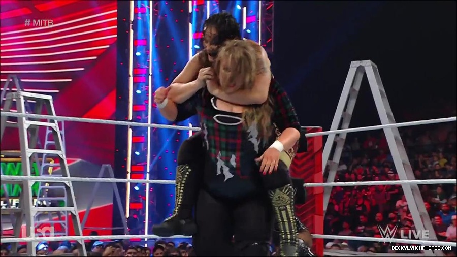 WWE_RAW_27th_June_2022_720p_WEBRip_h264_mp4_007305217.jpg