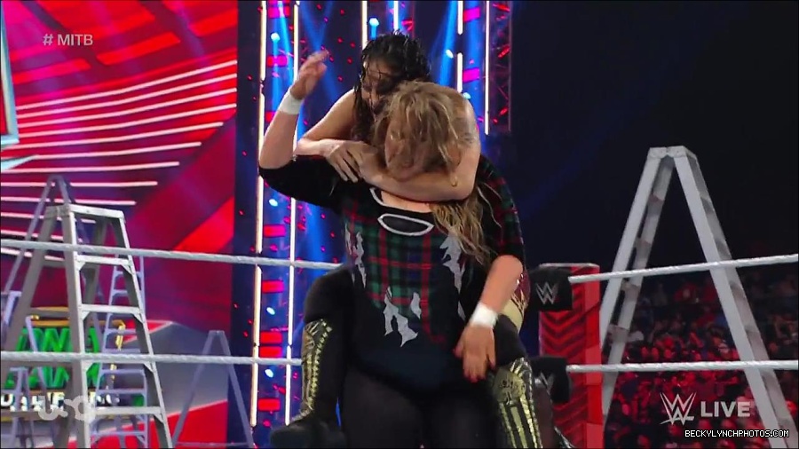WWE_RAW_27th_June_2022_720p_WEBRip_h264_mp4_007305617.jpg