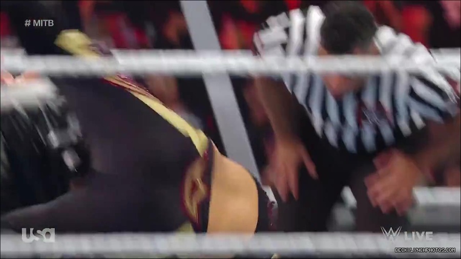 WWE_RAW_27th_June_2022_720p_WEBRip_h264_mp4_007307219.jpg