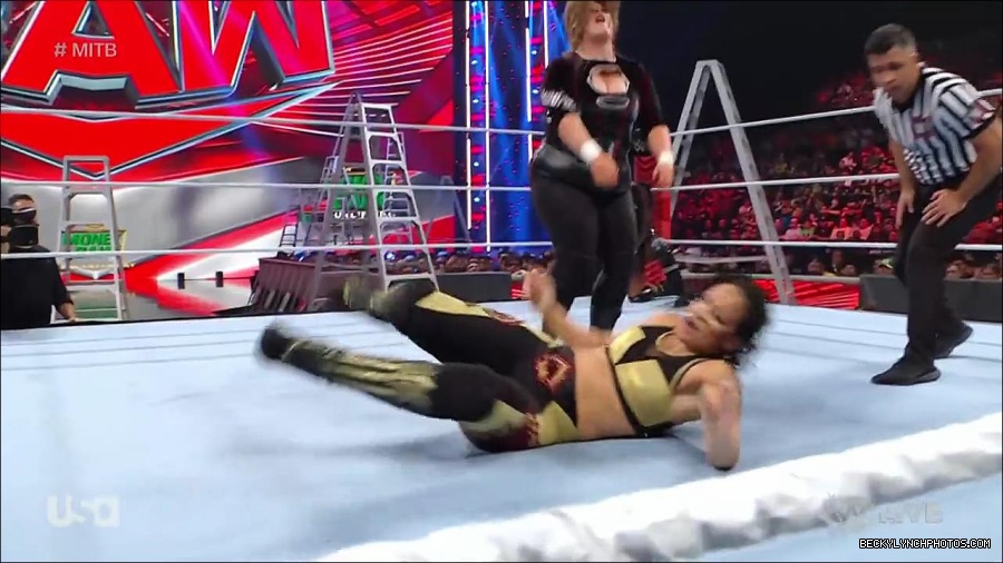 WWE_RAW_27th_June_2022_720p_WEBRip_h264_mp4_007307619.jpg