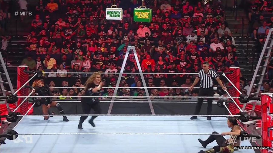 WWE_RAW_27th_June_2022_720p_WEBRip_h264_mp4_007310022.jpg