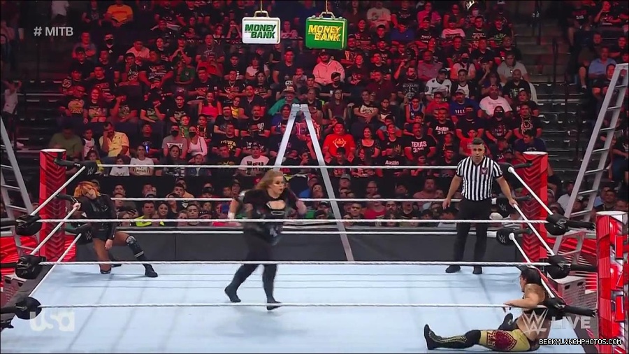 WWE_RAW_27th_June_2022_720p_WEBRip_h264_mp4_007310422.jpg