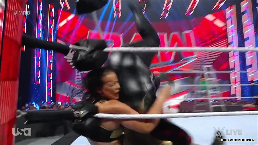 WWE_RAW_27th_June_2022_720p_WEBRip_h264_mp4_007311623.jpg