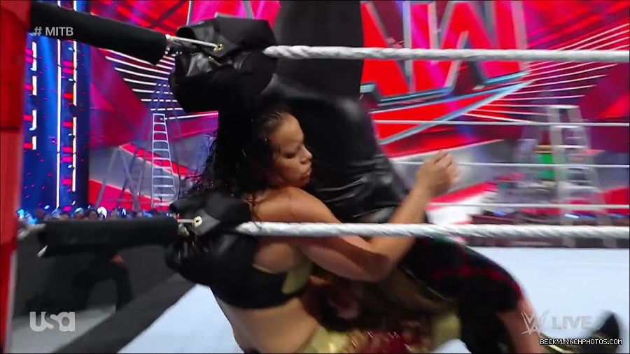 WWE_RAW_27th_June_2022_720p_WEBRip_h264_mp4_007312024.jpg