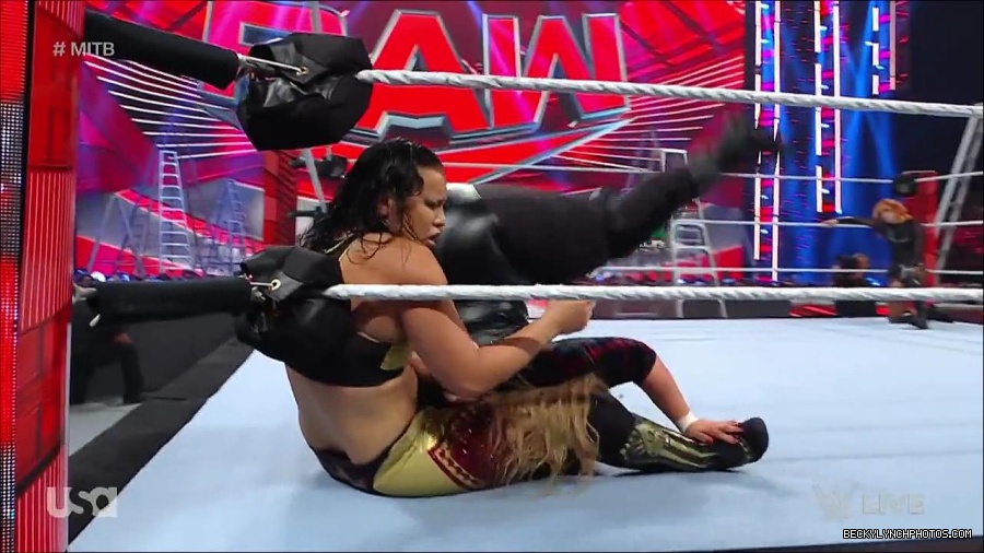 WWE_RAW_27th_June_2022_720p_WEBRip_h264_mp4_007312424.jpg