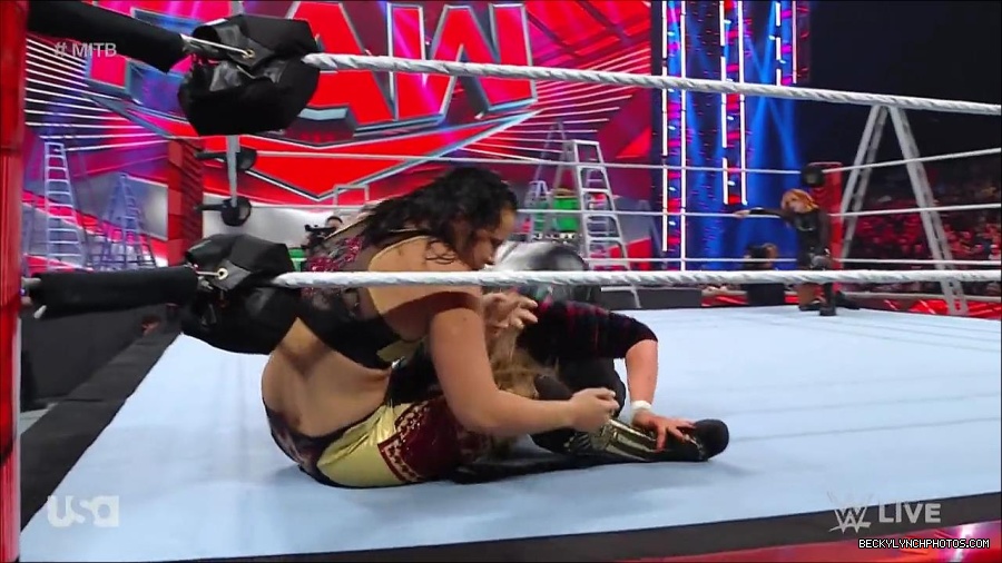 WWE_RAW_27th_June_2022_720p_WEBRip_h264_mp4_007312825.jpg