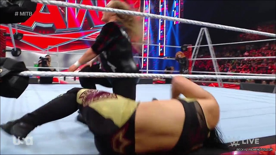 WWE_RAW_27th_June_2022_720p_WEBRip_h264_mp4_007313625.jpg