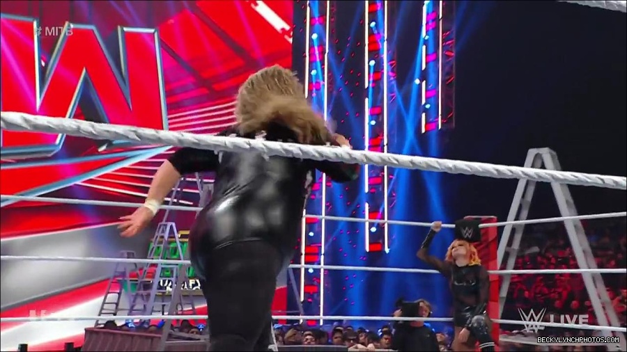 WWE_RAW_27th_June_2022_720p_WEBRip_h264_mp4_007315227.jpg