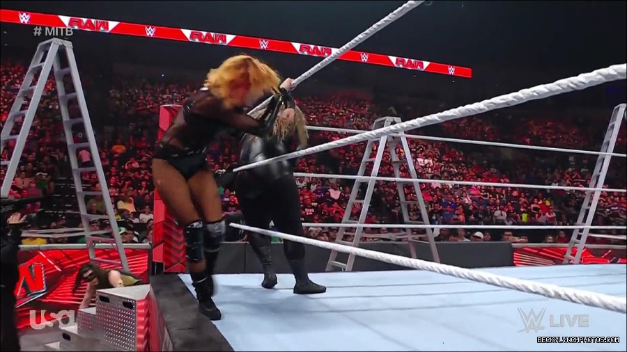 WWE_RAW_27th_June_2022_720p_WEBRip_h264_mp4_007318430.jpg