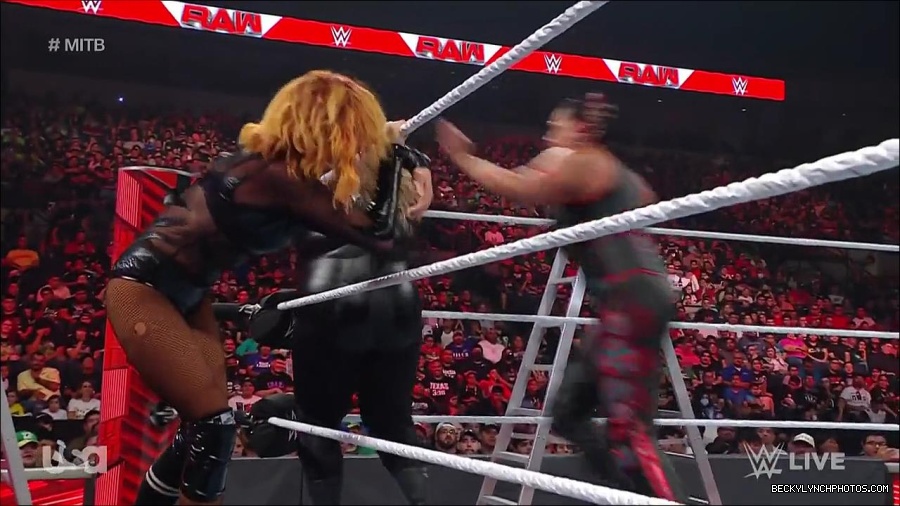 WWE_RAW_27th_June_2022_720p_WEBRip_h264_mp4_007319631.jpg