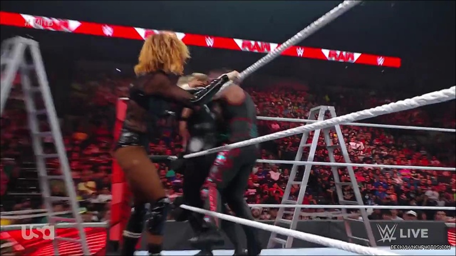 WWE_RAW_27th_June_2022_720p_WEBRip_h264_mp4_007320032.jpg