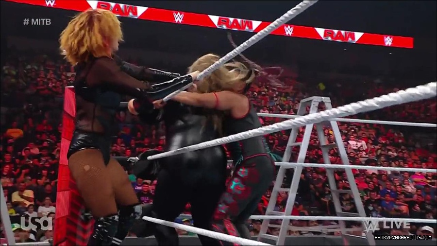 WWE_RAW_27th_June_2022_720p_WEBRip_h264_mp4_007320432.jpg