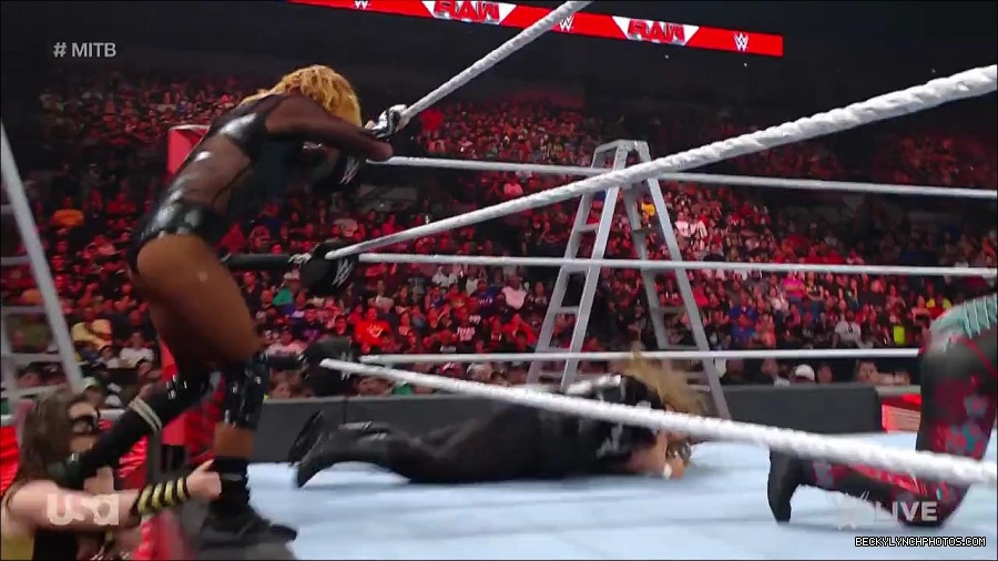 WWE_RAW_27th_June_2022_720p_WEBRip_h264_mp4_007322835.jpg