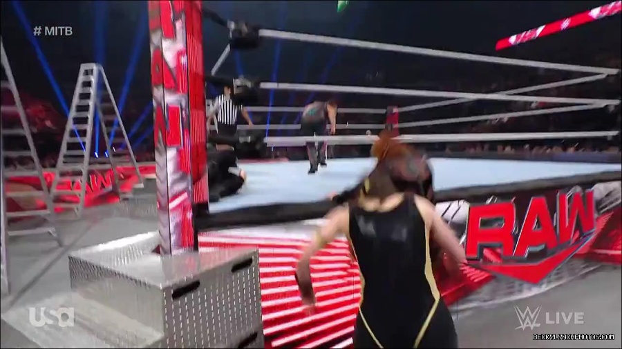 WWE_RAW_27th_June_2022_720p_WEBRip_h264_mp4_007323635.jpg