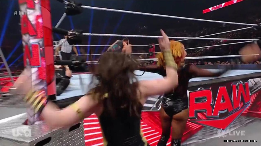 WWE_RAW_27th_June_2022_720p_WEBRip_h264_mp4_007324036.jpg