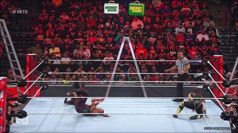 WWE_RAW_27th_June_2022_720p_WEBRip_h264_mp4_007339234.jpg