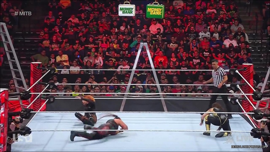 WWE_RAW_27th_June_2022_720p_WEBRip_h264_mp4_007339635.jpg